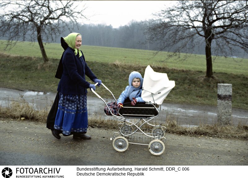 Sorbin mit Kind auf einer Landstrasse in der Nähe von Bautzen. DIA:  4/1<BR>Aufnahmedatum: Januar 1978<BR>Material/Technik: Foto / Dia<BR>Aufnahmeort: Bautzen / Deutschland<BR>Signatur: DDR_C 006