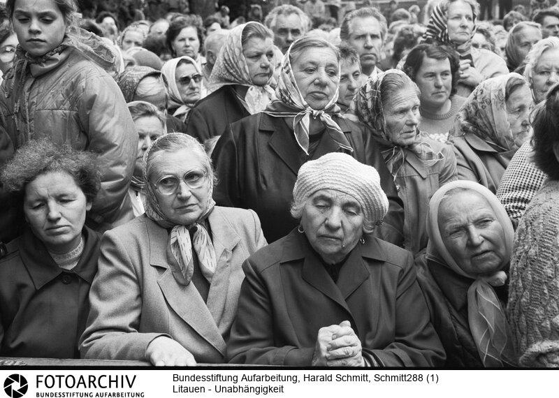 Die alljährliche Wallfahrt zur Kirche von Siluva, wo sich 1608 die Mutter Gottes gezeigt hat, ist für viele Litauer ein Ereignis, mit dem sie auch die Eigenständigkeit ihrer Religion und Kultur demonstrieren. Film: 91 0917  Negativ: 04a<BR>Aufnahmedatum: September 1991<BR>Material/Technik: Foto<BR>Aufnahmeort: ?iluva / Litauen<BR>Signatur: Schmitt288 (1)
