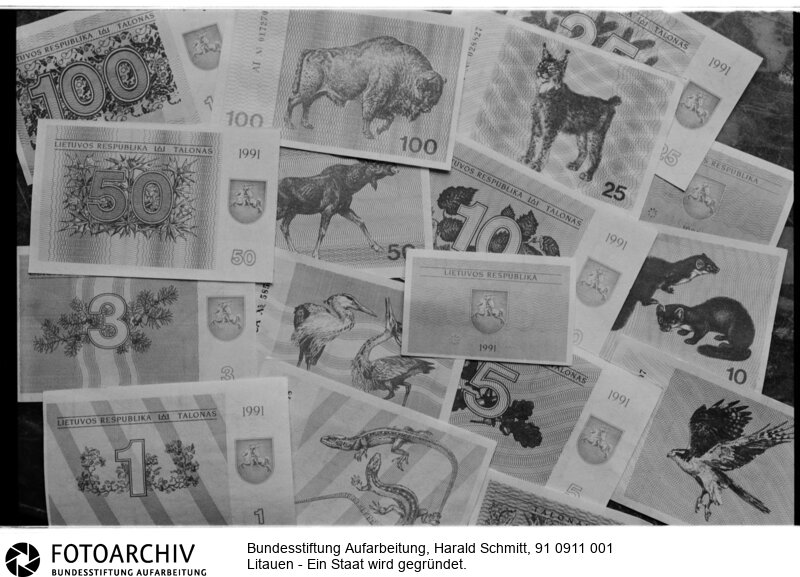 "Zoogeld" wird zusätzlich zu Rubel beim Kauf von Konsumgütern verlangt. Jeder erhält zusätzlich zu seinem Lohn 20%  des Geldes.<BR>Aufnahmedatum: September 1991<BR>Material/Technik: Foto<BR>Aufnahmeort: Litauen<BR>Signatur: 91 0911 001