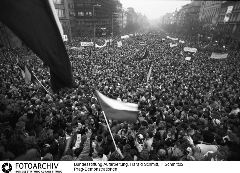 Bild 84. "Samtene Revolution": Mehr als 200 000 Menschen haben sich in der Prager Innenstadt versammelt und fordern das Ende der kommunistischen Herrschaft. Partei und Polizei sind ohnmächtig. Film: 89 1106  Negativ: 36.<BR>Aufnahmedatum: November 1989<BR>Material/Technik: Foto<BR>Aufnahmeort: Prag / Tschechoslowakei (Tschechien)<BR>Signatur: H.Schmitt02