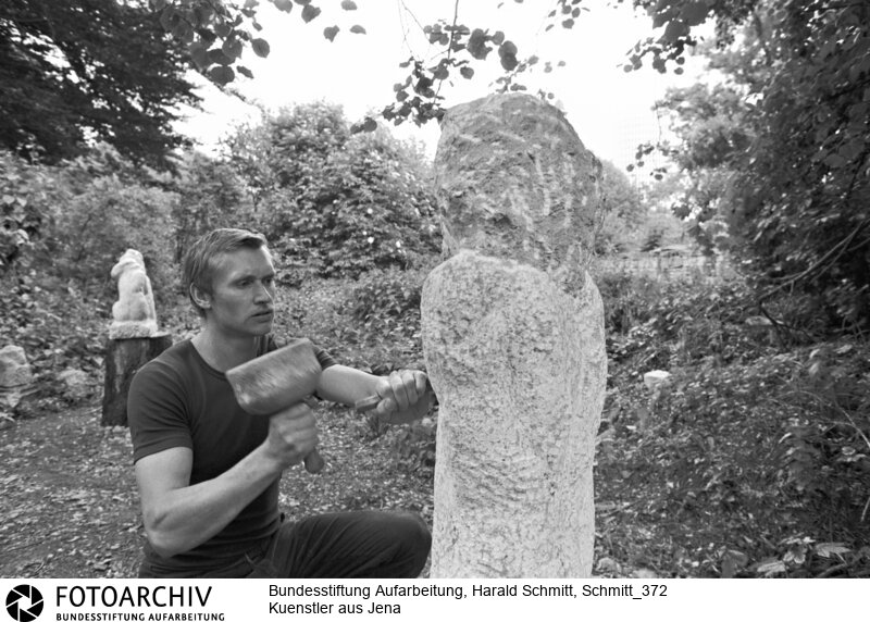 Frank RUB, Bildhauer und Mitglied der "Jenaer Friedensbewegung". Film: 82 0619  Negativ: 14<BR>Person: Rub, Frank, [1952 - ], deutscher Maler und Bildhauer, Aktivist der Jenaer Friedensgemeinde<BR>Aufnahmedatum: 1982<BR>Material/Technik: Foto<BR>Aufnahmeort: Jena / DDR (Deutschland)<BR>Signatur: Schmitt_372