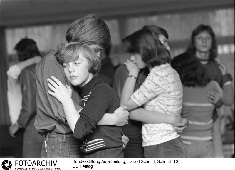 Tanzveranstaltung für Jugendliche in Ost-Berlin. Film: 77 1041  Negativ: 28<BR>Aufnahmedatum: Oktober 1977<BR>Material/Technik: Foto<BR>Aufnahmeort: Berlin / DDR (Deutschland)<BR>Signatur: Schmitt_10