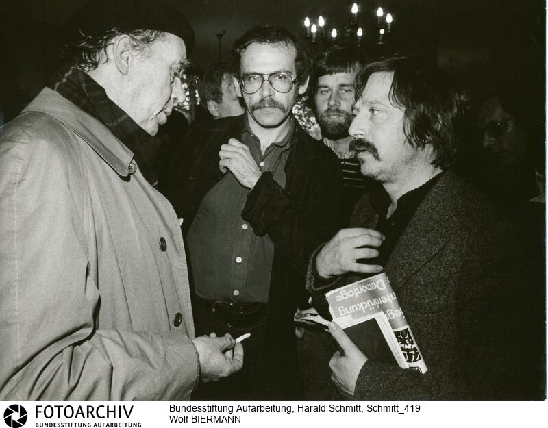 Wolf Biermann, aus der DDR abgeschobener Liedermacher (rechts) nach einem Konzert in Bochum mit Günter WALLRAFF (Mitte) und Heinrich BÖLL. Bild Nr. 76 3192<BR>Person: Biermann, Wolf, [15.11.1936], deutscher Liedermacher und Lyriker Böll, Heinrich, [21.12.1917 - 16.7.1985], deutscher Schriftsteller Wallraff, Günter, [01.10.1942 - ], deutscher Journalist und Schriftsteller<BR>Aufnahmedatum: 1976<BR>Material/Technik: Foto<BR>Aufnahmeort: Bochum / BRD (Deutschland)<BR>Signatur: Schmitt_419