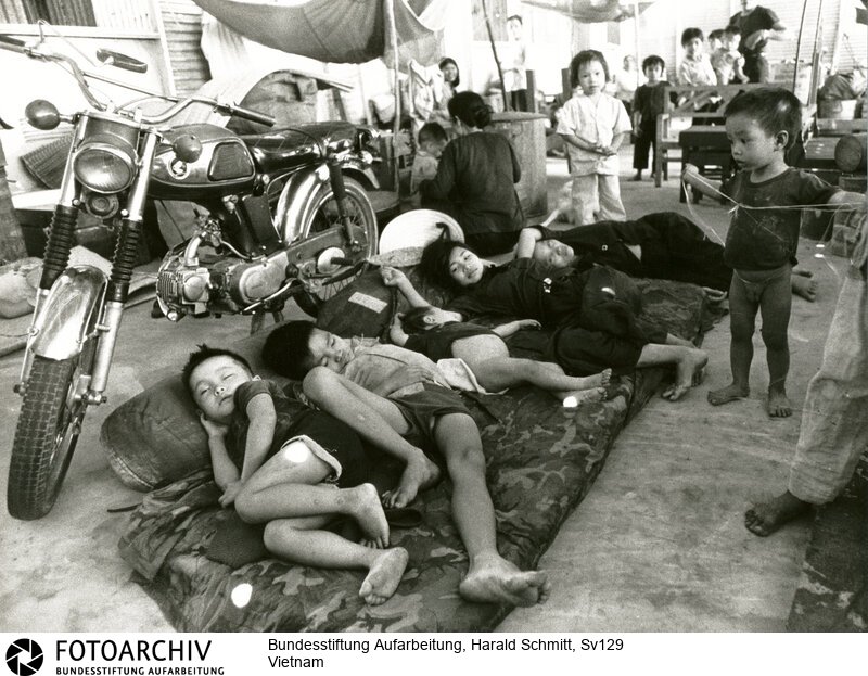 In einem der vielen Flüchtlingslager in Saigon, kurz vor Ende des Krieges. <BR>Aufnahmedatum: April 1975<BR>Material/Technik: Foto<BR>Aufnahmeort: Süd-Vietnam / Saigon / Vietnam<BR>Signatur: Sv129