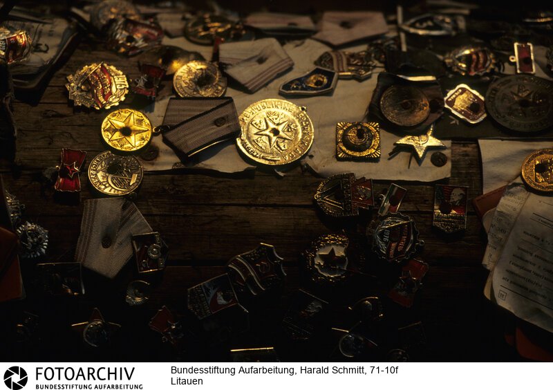 Vilnius - Die alten russischen Orden haben keinen Wert mehr. <BR>Aufnahmedatum: September 1991<BR>Material/Technik: Foto<BR>Aufnahmeort: Vilnius / Litauen<BR>Signatur: 71-10f