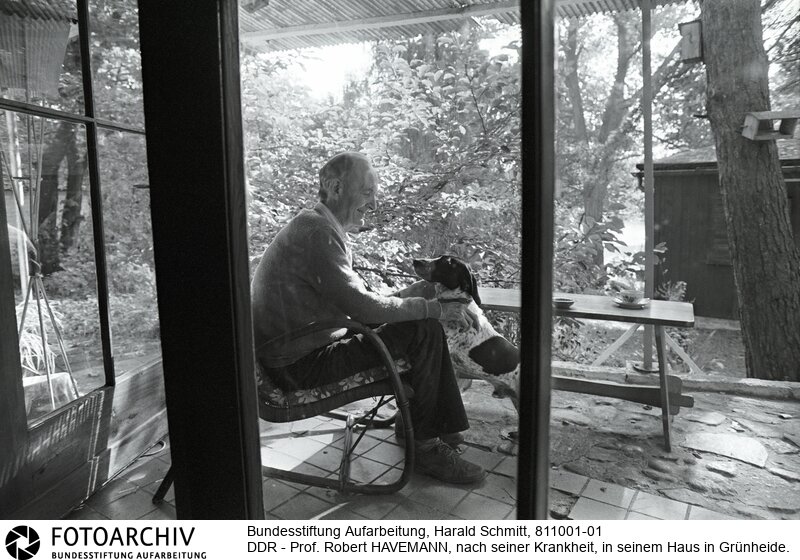 Person: Havemann, Robert, [11.03.1910 - 09.04.1982], deutscher Regimekritiker der DDR<BR>Aufnahmedatum: 1981<BR>Material/Technik: Foto<BR>Aufnahmeort: Grünheide (Mark) / DDR (Deutschland)<BR>Signatur: 811001-01