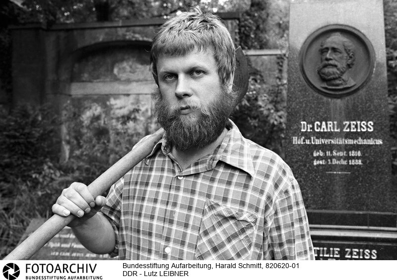 Der Systemkritiker und Künstler aus Jena arbeitet, um zu überleben, auf dem Friedhof<BR>Person: Leibner, Lutz, [1949 - ], deutscher Bildhauer und DDR-Oppositioneller Zeiss, Carl, [11.9.1816 - 3.12.1888], deutscher Unternehmer<BR>Aufnahmedatum: 1982<BR>Material/Technik: Foto<BR>Aufnahmeort: Jena / DDR (Deutschland)<BR>Signatur: 820620-01