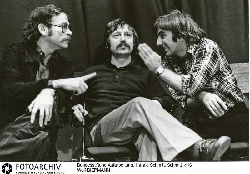 Wolf Biermann, aus der DDR abgeschobener Liedermacher (Mitte) nach einem Konzert in Bochum mit Günter WALLRAFF und Rudi DUTSCHKE (r).  Bild Nr. 76 3193<BR>Person: Biermann, Wolf, [15.11.1936], deutscher Liedermacher und Lyriker Wallraff, Günter, [01.10.1942 - ], deutscher Journalist und Schriftsteller Dutschke, Rudi, [7.3.1940 - 24.12.1979], deutscher Polit-Aktivist<BR>Aufnahmedatum: 1976<BR>Material/Technik: Foto<BR>Aufnahmeort: Bochum / BRD (Deutschland)<BR>Signatur: Schmitt_416