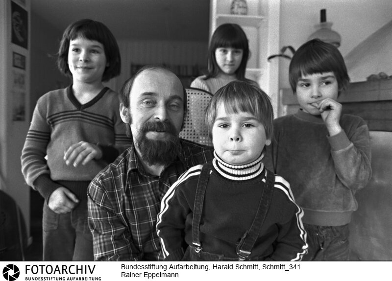 Pfarrer Rainer EPPELMANN, Initiator des "Berliner Friedensappells" in seinem Haus in Ost-Berlin mit seiner Frau Evi, den Kindern Niels (4), Wiebke (9), Ulrike (11) und Martin (7). Film: 82 0221 Negativ: 15<BR>Person: Eppelmann, Rainer, [12.2.1943 -], deutscher evangelischer Pfarrer, Bürgerrechtler und seit 1998 Vorstandsvorsitzender der Bundesstiftung zur Aufarbeitung der SED-Diktatur<BR>Aufnahmedatum: 1982<BR>Material/Technik: Foto<BR>Aufnahmeort: Berlin / DDR (Deutschland)<BR>Signatur: Schmitt_341