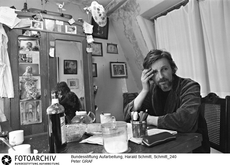Der DDR Maler Peter GRAF  in seinem Atelier und Wohnung in Dresden. Film: 80 1135  Negativ: 33<BR>Person: Graf, Peter, [1937 - ], deutscher Maler<BR>Aufnahmedatum: 1980<BR>Material/Technik: Foto<BR>Aufnahmeort: Dresden / DDR (Deutschland)<BR>Signatur: Schmitt_240