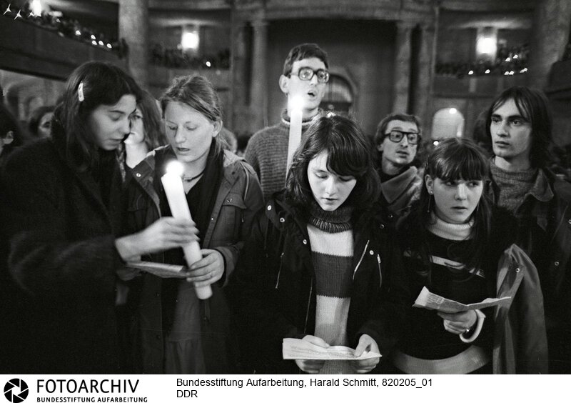 1. Friedensforum der Evangelischen Kirche in der Dresdner Kreuzkirche am 13. Februar 1982<BR>Aufnahmedatum: 13.02.1982<BR>Material/Technik: Foto<BR>Aufnahmeort: Dresden / DDR (Deutschland)<BR>Signatur: 820205_01