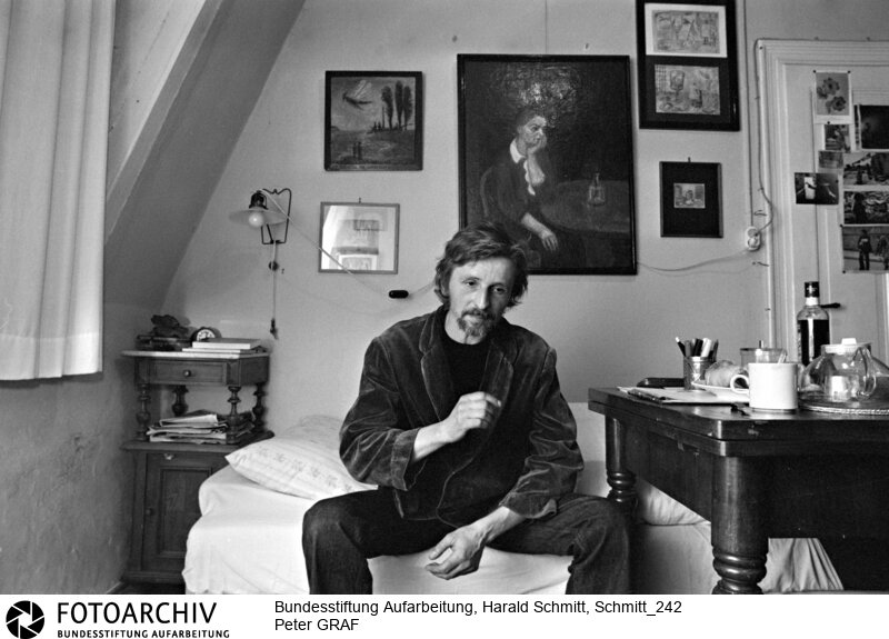 Der DDR Maler Peter GRAF  in seinem Atelier und Wohnung in Dresden. Film: 80 1135  Negativ: 13<BR>Person: Graf, Peter, [1937 -], deutscher Maler<BR>Aufnahmedatum: 1980<BR>Material/Technik: Foto<BR>Aufnahmeort: Dresden / DDR (Deutschland)<BR>Signatur: Schmitt_242