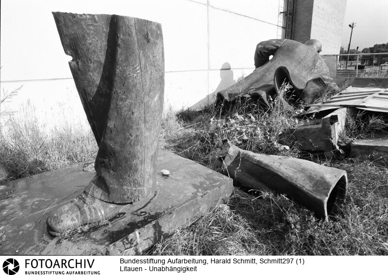Vor zwei Wochen ist der Vater der Sowjetunion auf dem Abfallhaufen der Geschichte eines Landes gelandet, das als erstes der Sowjetunion den Rücken kehrt und wieder die volle Souveränität für sich beansprucht.<BR>Aufnahmedatum: September 1991<BR>Material/Technik: Foto<BR>Aufnahmeort: Litauen<BR>Signatur: Schmitt297 (1)