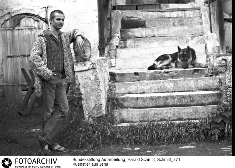 Michael BLUMHAGEN Bildhauer und Mitglied der "Jenaer Friedensbewegung". Film: 82 0621  Negativ: 6<BR>Person: Blumhagen, Michael, [1958 - ], deutscher Bildhauer und DDR-Oppositioneller<BR>Aufnahmedatum: 1982<BR>Material/Technik: Foto<BR>Aufnahmeort: Graitschen bei Bürgel / DDR (Deutschland)<BR>Signatur: Schmitt_371