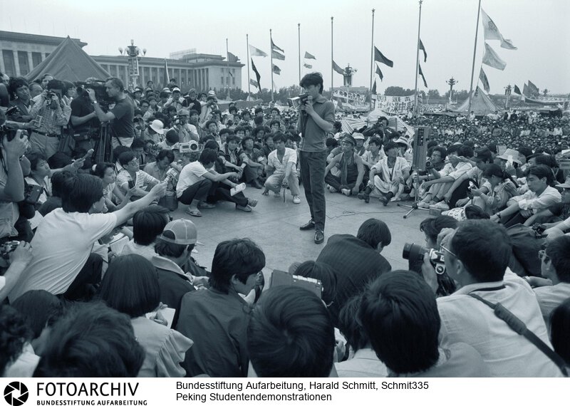 Studentendemonstrationen auf dem Platz des Himmlischen Friedens in Peking. Film: 89 0610 Negativ: 16<BR>Aufnahmedatum: Mai / Juni 1989<BR>Material/Technik: Foto<BR>Aufnahmeort: Peking / China<BR>Signatur: Schmit335