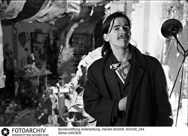 Stefan KAYSER, "DDR-Objektivator" in seiner Ausstellung in Ost-Berlin, Prenzlauer Berg. Film:80 1153 Negativ: 35<BR>Aufnahmedatum: 1980<BR>Material/Technik: Foto<BR>Aufnahmeort: Berlin / DDR (Deutschland)<BR>Signatur: Schmitt_244