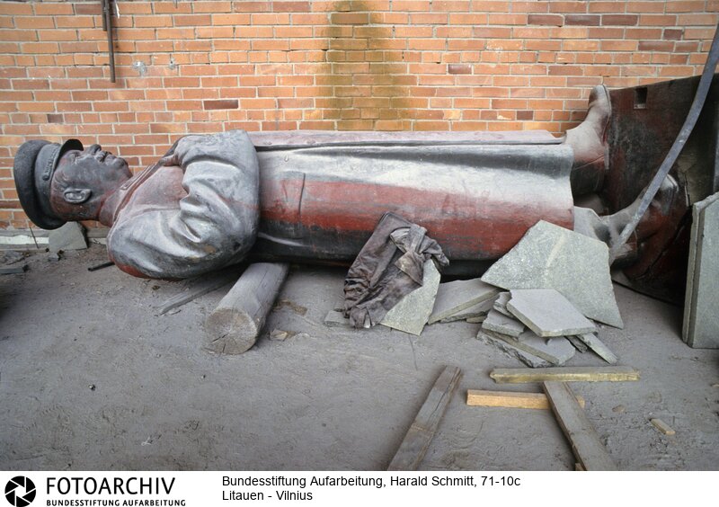 Auf einer Werft bei Tallinn liegt ein gestürtzter Stalin im Gras. <BR>Aufnahmedatum: September 1991<BR>Material/Technik: Foto<BR>Aufnahmeort: Vilnius / Litauen<BR>Signatur: 71-10c
