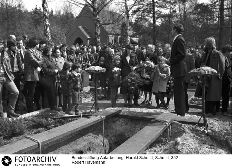 Beisetzung des DDR Regimekritikers Prof. Robert HAVEMANN in Grünheide. Am Grab: Ehefrau Katja und Tochter Frenzie. Film: 82 0437  Negativ: 14<BR>Person: Havemann, Robert, [11.03.1910 - 09.04.1982], deutscher Regimekritiker der DDR<BR>Aufnahmedatum: 1982<BR>Material/Technik: Foto<BR>Aufnahmeort: Grünheide (Mark) / DDR (Deutschland)<BR>Signatur: Schmitt_352