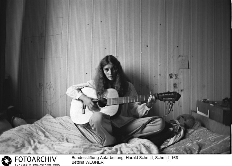 DDR- Portrait Sängerin Bettina WEGNER mit ihrem Sohn Jakob (5) in ihrer Wohnung in Berlin. Film:79 0905  Negativ:28<BR>Aufnahmedatum: 1979<BR>Material/Technik: Foto<BR>Aufnahmeort: Berlin / DDR (Deutschland)<BR>Signatur: Schmitt_166