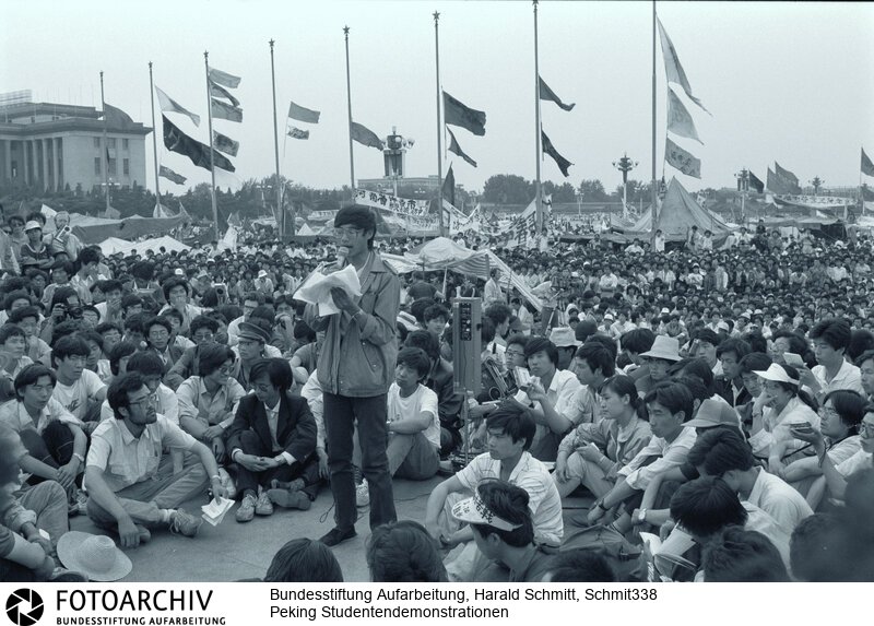 Studentendemonstrationen auf dem Platz des Himmlichen Friedens in Peking. Film: 89 0614 Negativ: 03<BR>Aufnahmedatum: Mai / Juni 1989<BR>Material/Technik: Foto<BR>Aufnahmeort: Peking / China<BR>Signatur: Schmit338