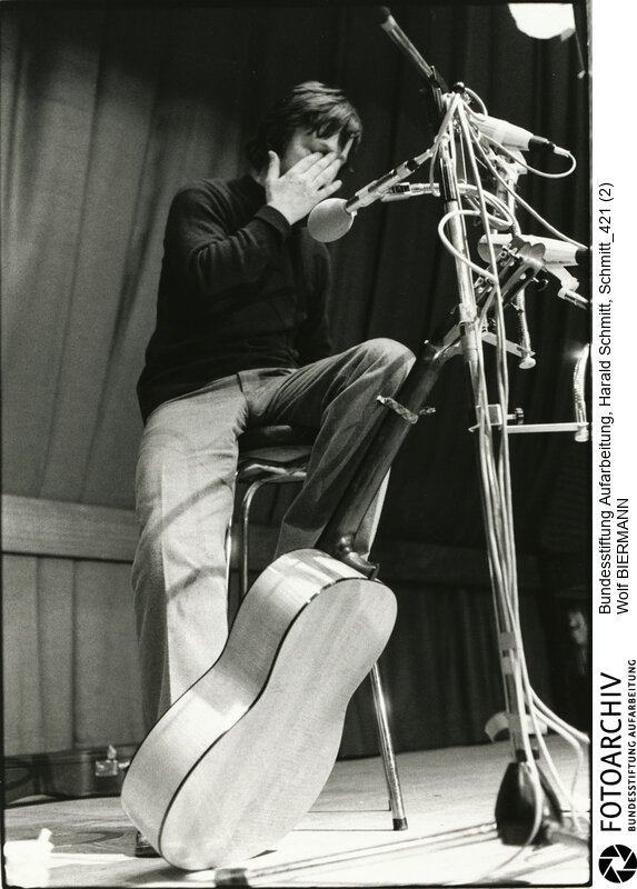 Wolf Biermann, aus der DDR abgeschobener Liedermacher (Mitte) bei einem Konzert in Bochum.<BR>Person: Biermann, Wolf, [15.11.1936], deutscher Liedermacher und Lyriker<BR>Aufnahmedatum: 1976<BR>Material/Technik: Foto<BR>Aufnahmeort: Bochum / BRD (Deutschland)<BR>Signatur: Schmitt_421 (2)