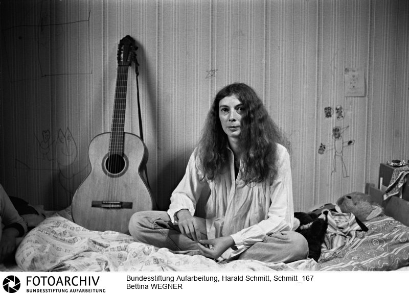 DDR-Portrait Sängerin Bettina WEGNER mit ihrem Sohn Jakob (5) in ihrer Wohnung in Berlin. Film:79 0901  Negativ:16.DDR 29<BR>Aufnahmedatum: 1979<BR>Material/Technik: Foto<BR>Aufnahmeort: Berlin / DDR (Deutschland)<BR>Signatur: Schmitt_167