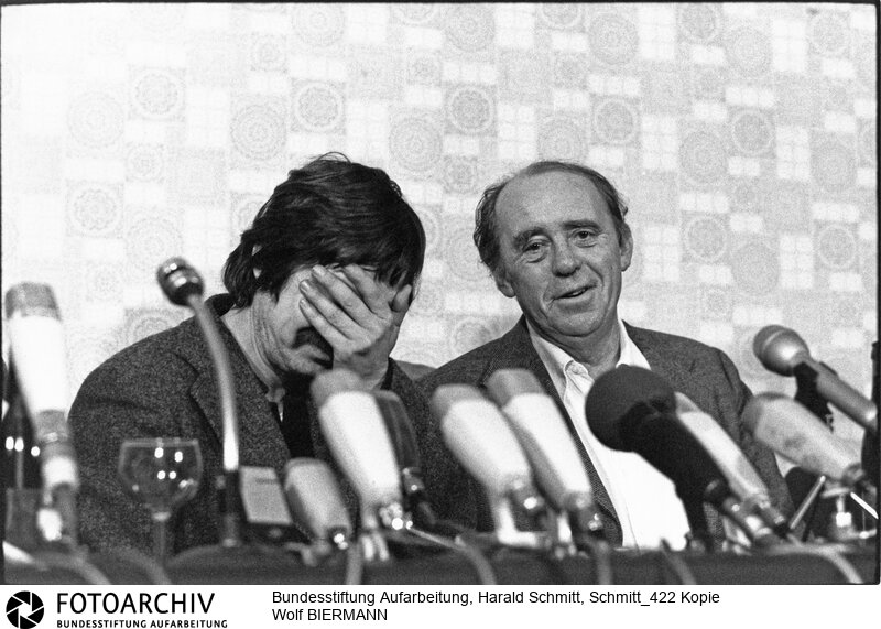 Wolf Biermann, aus der DDR abgeschobener Liedermacher  mit dem Schriftsteller Heinrich Böll (rechts) nach einem Konzert in Bochum. <BR>Person: Biermann, Wolf, [15.11.1936], deutscher Liedermacher und Lyriker Böll, Heinrich, [21.12.1917 - 16.7.1985], deutscher Schriftsteller<BR>Aufnahmedatum: 1976<BR>Material/Technik: Foto<BR>Aufnahmeort: Bochum / BRD (Deutschland)<BR>Signatur: Schmitt_422 Kopie