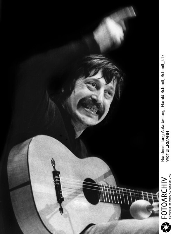 Wolf Biermann, aus der DDR abgeschobener Liedermacher (Mitte) bei einem Konzert in Bochum . Bild Nr. 76 3191<BR>Person: Biermann, Wolf, [15.11.1936], deutscher Liedermacher und Lyriker<BR>Aufnahmedatum: 1976<BR>Material/Technik: Foto<BR>Aufnahmeort: Bochum / BRD (Deutschland)<BR>Signatur: Schmitt_417