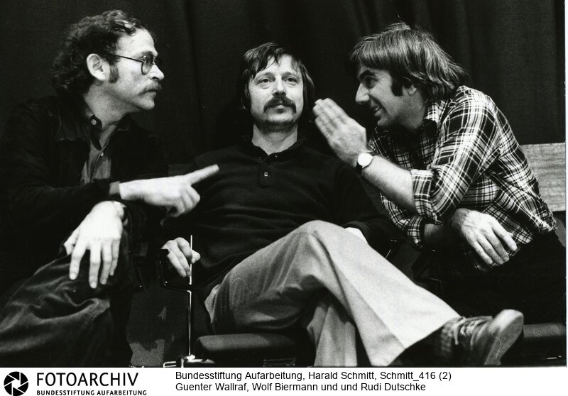 Wolf Biermann, aus der DDR abgeschobener Liedermacher (Mitte) nach einem Konzert in Bochum mit Guenter WALLRAFF und Rudi DUTSCHKE (r). Bild Nr. 76 3193<BR>Person: Biermann, Wolf, [15.11.1936], deutscher Liedermacher und Lyriker Wallraff, Günter, [01.10.1942 - ], deutscher Journalist und Schriftsteller Dutschke, Rudi, [7.3.1940 - 24.12.1979], deutscher Polit-Aktivist<BR>Aufnahmedatum: 1976<BR>Material/Technik: Foto<BR>Aufnahmeort: Bochum / BRD (Deutschland)<BR>Signatur: Schmitt_416 (2)