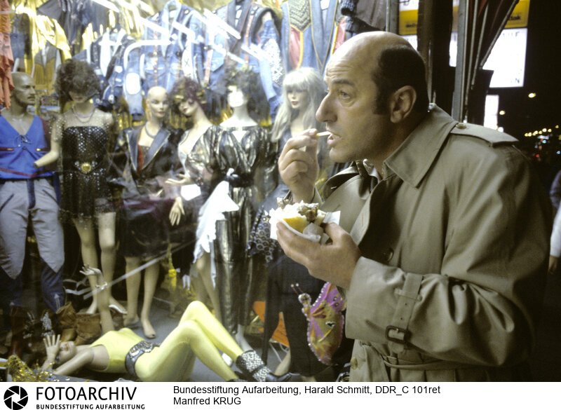 Auch Manfred Krug gehörte zu den Künstler; die sich dem Protest gegen die Ausbürgerung von Wolf Biermann 1976 angeschlossen hatten. Der in der DDR äußerst populäre Schauspieler und Sänger wird mit einem teilweisen Berufsverbot bestraft und reist 1977 in den Westen aus. In Hamburg dreht er noch im gleichen Jahr seinen ersten "Tatort". Schmitt_0 019. Dia veröffentlicht VOE TV9/3.<BR>Person: Krug, Manfred, [08.02.1937 - 21.10.2016], (Krug, Manfred), deutscher Schauspieler, Sänger und Schriftsteller<BR>Aufnahmedatum: 1984<BR>Material/Technik: Foto / Dia<BR>Aufnahmeort: Westdeutschland (Deutschland)<BR>Signatur: DDR_C 101ret