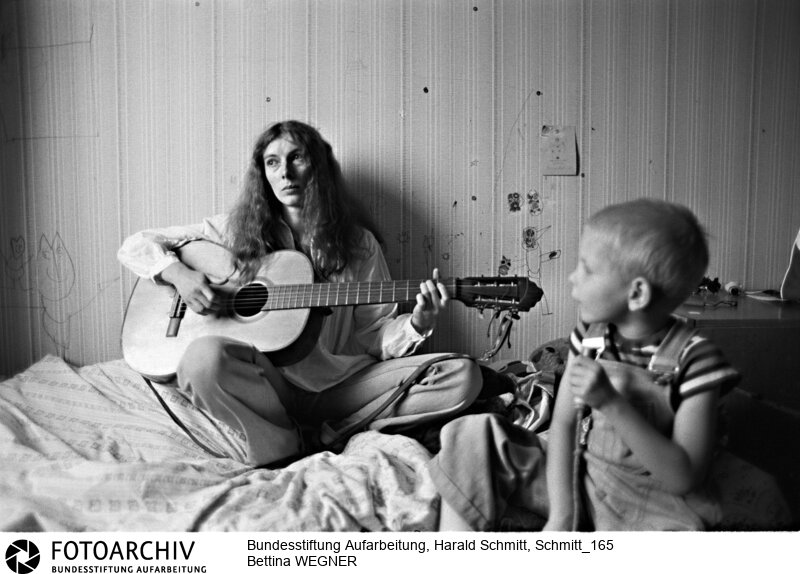 DDR Sängerin Bettina WEGNER mit ihrem Sohn Jakob (5) in ihrer Wohnung in Berlin. Film:79 0905  Negativ:22<BR>Aufnahmedatum: 1979<BR>Material/Technik: Foto<BR>Aufnahmeort: Berlin / DDR (Deutschland)<BR>Signatur: Schmitt_165