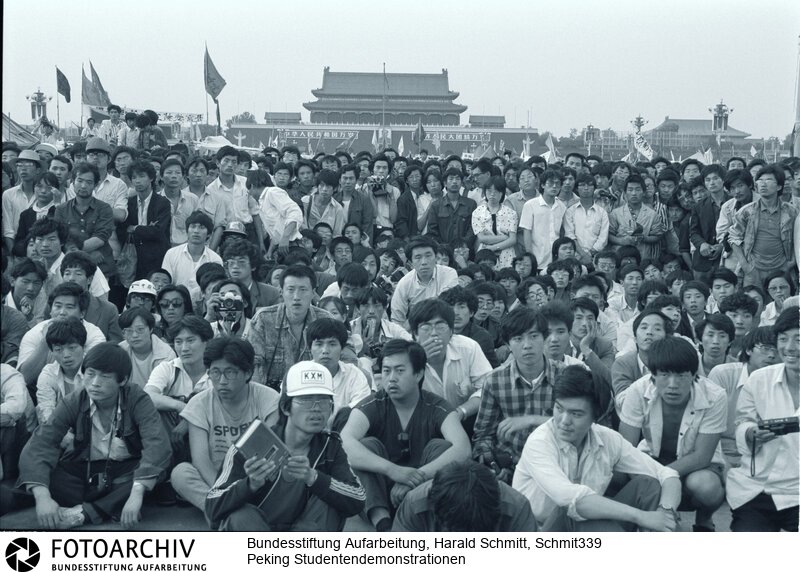 Studentendemonstrationen auf dem Platz des Himmlichen Friedens in Peking. Film: 89 0614 Negativ: 07<BR>Aufnahmedatum: Mai / Juni 1989<BR>Material/Technik: Foto<BR>Aufnahmeort: Peking / China<BR>Signatur: Schmit339