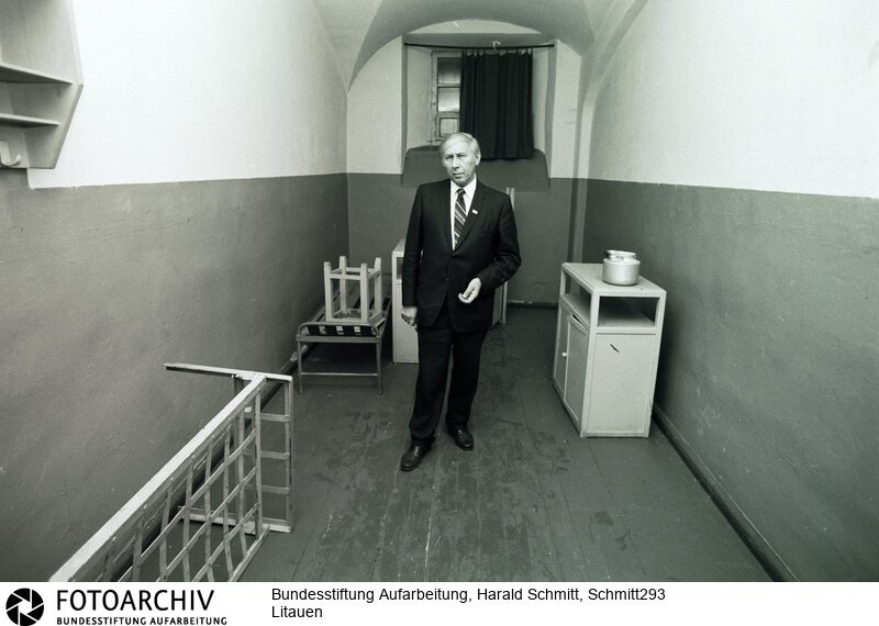 Litauen, ein Staat wird gegründet, nach der Lossagung von der UdSSR. Foto zeigt den KGB Auflöser Balys GAJAUKAS (63). Er hat 37 Jahre im Gefängnis und Gulag verbracht. Hier zeigt er die ehemaligen russischen Gefängniszellen. Film: 91 0912  Negativ: 11a<BR>Aufnahmedatum: September 1991<BR>Material/Technik: Foto<BR>Aufnahmeort: Litauen<BR>Signatur: Schmitt293