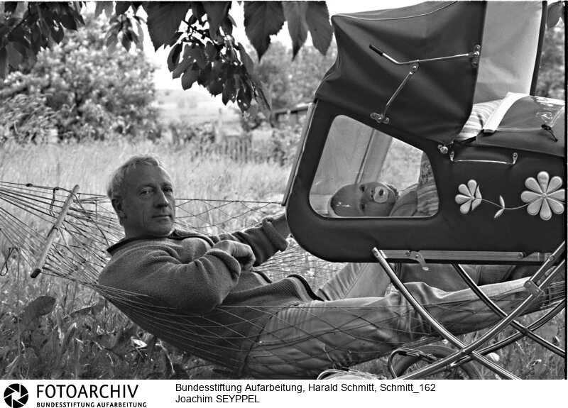 Foto zeigt den 1973 aus der Bundesrepublik in die DDR übergesiedelten Schriftsteller Joachim SEYPPEL mit seinem Sohn Jonas im Garten seines Hauses in Drispeth in Mecklenburg. Film:79 0608  Negativ:10a<BR>Person: Seyppel, Joachim, [03.11.1919 - 25.12.2012], deutscher Schriftsteller und Literaturwissenschaftler<BR>Aufnahmedatum: 1979<BR>Material/Technik: Foto<BR>Aufnahmeort: Drispeth / DDR (Deutschland)<BR>Signatur: Schmitt_162