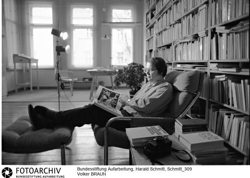 Der DDR Schriftsteller Volker BRAUN in seiner Wohnung in Ost-Berlin. Film: 81 1115 Negativ: 10a<BR>Person: Braun, Volker, [07.05.1939 - ], deutscher Schriftsteller<BR>Aufnahmedatum: 1981<BR>Material/Technik: Foto<BR>Aufnahmeort: Berlin / DDR (Deutschland)<BR>Signatur: Schmitt_309