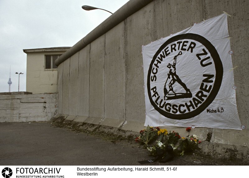 Ein "Schwerter zu Pflugscharen" Plakat hängt auf der Westseite der Berliner Mauer an dem Tag als Robert Havemann beigesetzt wird.<BR>Person: Havemann, Robert, [11.03.1910 - 09.04.1982], deutscher Regimekritiker der DDR<BR>Aufnahmedatum: Mai 1982<BR>Material/Technik: Foto<BR>Aufnahmeort: Berlin / BRD (Deutschland)<BR>Signatur: 51-6f