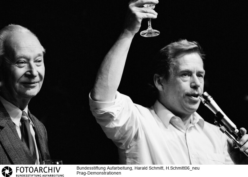 Vaclav Havel hebt sein Glas auf den Triumph des Volkes und die Zukunft der Tschechoslowakei. Fünf Wochen später wird er zum Präsidenten gewählt. <BR>Aufnahmedatum: November 1989<BR>Material/Technik: Foto<BR>Aufnahmeort: Prag / Tschechoslowakei (Tschechien)<BR>Signatur: H.Schmitt06_neu