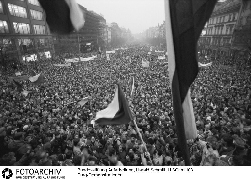 "Samtene Revolution": Mehr als 200 000 Menschen haben sich in der Prager Innenstadt versammelt und fordern das Ende der kommunistischen Herrschaft. Partei und Polizei sind ohnmächtig. Film: 89 1108  Negativ: 10.<BR>Aufnahmedatum: November 1989<BR>Material/Technik: Foto<BR>Aufnahmeort: Prag / Tschechoslowakei (Tschechien)<BR>Signatur: H.SChmitt03