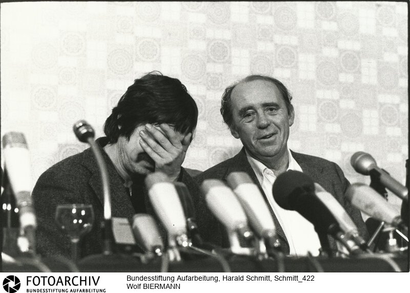 Wolf Biermann, aus der DDR abgeschobener Liedermacher  mit dem Schriftsteller Heinrich Böll (rechts) nach einem Konzert in Bochum. <BR>Person: Biermann, Wolf, [15.11.1936], deutscher Liedermacher und Lyriker Böll, Heinrich, [21.12.1917 - 16.7.1985], deutscher Schriftsteller<BR>Aufnahmedatum: 1976<BR>Material/Technik: Foto<BR>Aufnahmeort: Bochum / BRD (Deutschland)<BR>Signatur: Schmitt_422