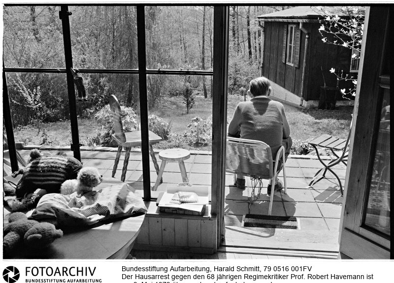 Das Foto zeigt den Blick, den Havemann über drei Jahre hatte, da er sein Haus in Grünheide bei Berlin nicht verlassen durfte.<BR>Person: Havemann, Robert, [11.03.1910 - 09.04.1982], deutscher Regimekritiker der DDR<BR>Aufnahmedatum: 1979<BR>Material/Technik: Foto<BR>Aufnahmeort: Grünheide (Mark) / DDR (Deutschland)<BR>Signatur: 79 0516 001FV