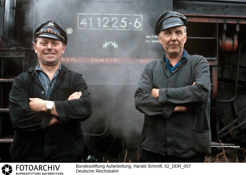 Zugführer und Heizer einer 41er Lokomotive bei Saalfeld. Dia: 33/03<BR>Aufnahmedatum: September 1982<BR>Material/Technik: Foto / Dia<BR>Aufnahmeort: Saalfeld / DDR (Deutschland)<BR>Signatur: 02_DDR_007