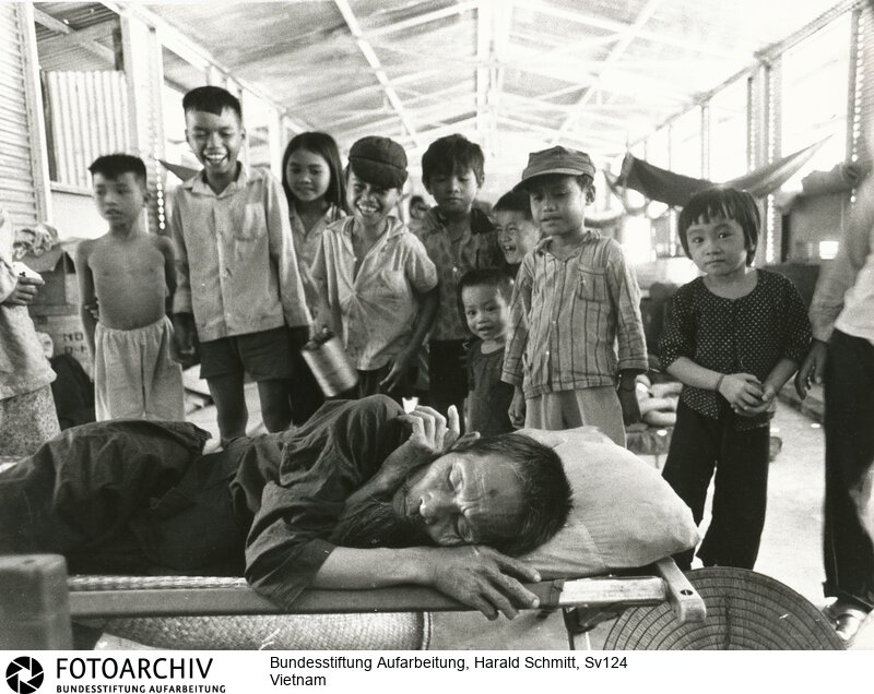 In einem der vielen Flüchtlingslager in Saigon. <BR>Aufnahmedatum: April 1975<BR>Material/Technik: Foto<BR>Aufnahmeort: Saigon / Vietnam / Süd-Vietnam<BR>Signatur: Sv124