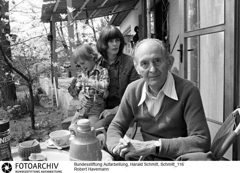 Der Hausarrest gegen den 68 jährigen Systemkritiker Prof. Robert HAVEMANN wurde von den DDR Behörden überraschend aufgehoben. Das Foto zeigt Robert HAVEMANN mit seiner Frau Katja und Tochter Franziska im Garten seines Hauses in Grünheide bei Berlin. Film: 79 0514  Negativ: 20<BR>Person: Havemann, Robert, [11.03.1910 - 09.04.1982], deutscher Regimekritiker der DDR<BR>Aufnahmedatum: 1979<BR>Material/Technik: Foto<BR>Aufnahmeort: Grünheide (Mark) / DDR (Deutschland)<BR>Signatur: Schmitt_116