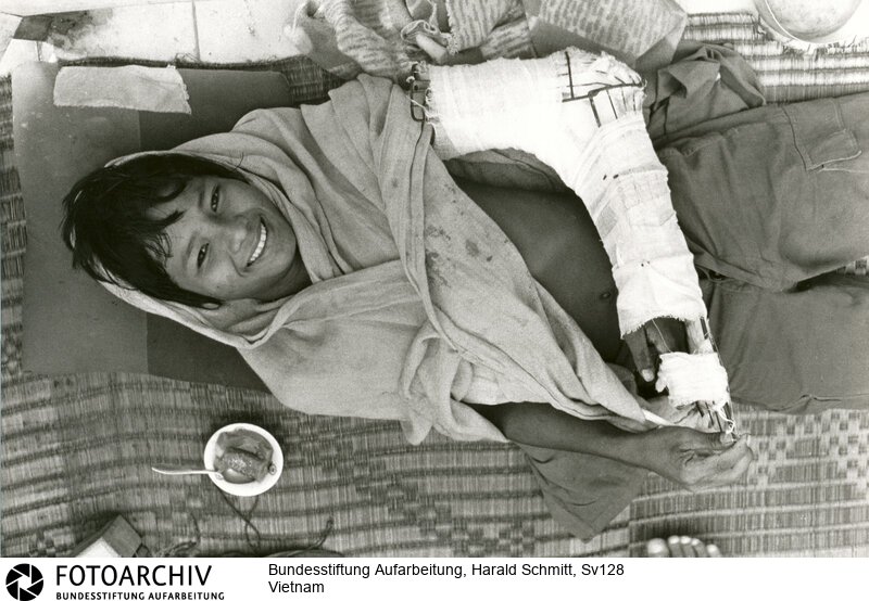 In einem der vielen Flüchtlingslager in Saigon. <BR>Aufnahmedatum: April 1975<BR>Material/Technik: Foto<BR>Aufnahmeort: Süd-Vietnam / Saigon / Vietnam<BR>Signatur: Sv128