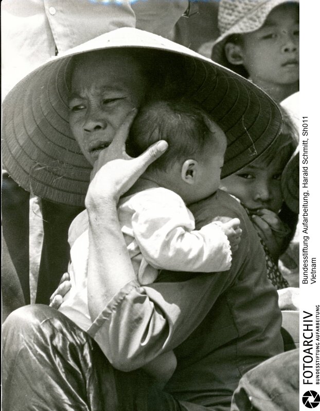 Flüchtlingsmassen kennzeichnen das Bild Südvietnams seit der Kommunistischen Grossoffensive. Mutter mit Kind in Vung Tau. <BR>Aufnahmedatum: April 1975<BR>Material/Technik: Foto<BR>Aufnahmeort: Vung Tau / Süd-Vietnam / Vietnam<BR>Signatur: Sh011