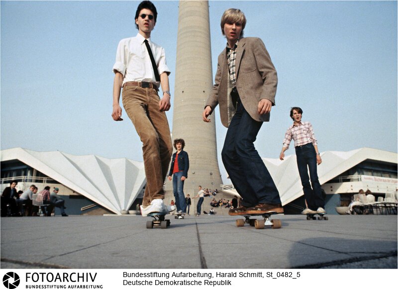 Die ersten DDR Skater vor dem Fernsehturm in Ost-Berlin.<BR>Aufnahmedatum: Mai 1982<BR>Material/Technik: Foto<BR>Aufnahmeort: Ostberlin /DDR<BR>Signatur: St_0482_5