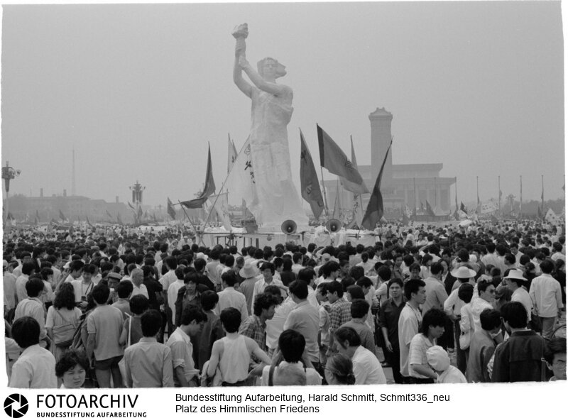 Am 29. Mai errichten Kunststudenten das Denkmal einer "Göttin der Demokratie", eine dem New Yorker Vorbild nachempfundene riesige Freiheitsstatue. Das Monument gegenüber dem Regierungssitz ist eine klare Provokation. Film: 89 0611 Negativ: 12<BR>Aufnahmedatum: Mai/ Juni 1989<BR>Material/Technik: Foto<BR>Aufnahmeort: Peking / China<BR>Signatur: Schmit336_neu