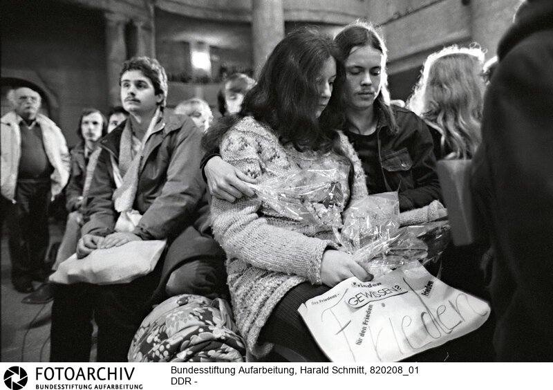 1. Friedensforum der Evangelischen Kirche in der Dresdner Kreuzkirche am 13. Februar 1982<BR>Aufnahmedatum: 13.02.1982<BR>Material/Technik: Foto<BR>Aufnahmeort: Dresden / DDR (Deutschland)<BR>Signatur: 820208_01