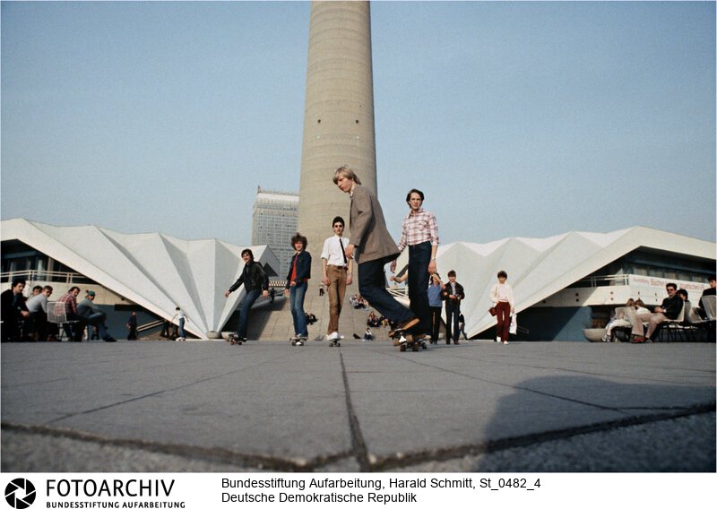 Die ersten DDR Skater vor dem Fernsehturm in Ost-Berlin.<BR>Aufnahmedatum: Mai 1982<BR>Material/Technik: Foto<BR>Aufnahmeort: Ostberlin / DDR<BR>Signatur: St_0482_4
