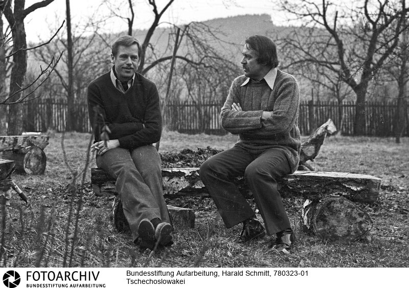Die Schriftsteller Vaclav HAVEL und Pavel KOHUT (r) in Kohuts Haus in Sasawa bei Prag.<BR>Person: Kohout, Pavel, [20.07.1928 - ], tschechisch-österreichischer Schriftsteller und Politiker Havel, Vaclav, [5.10.1936 - 18.12.2011], tschechischer dramatiker und Politiker, Staatspräsident der Tschechoslowakei / Tschechiens 1989-2003<BR>Aufnahmedatum: 1978<BR>Material/Technik: Foto<BR>Aufnahmeort: Sázava / Tschechoslowakei (Tschechien)<BR>Signatur: 780323-01